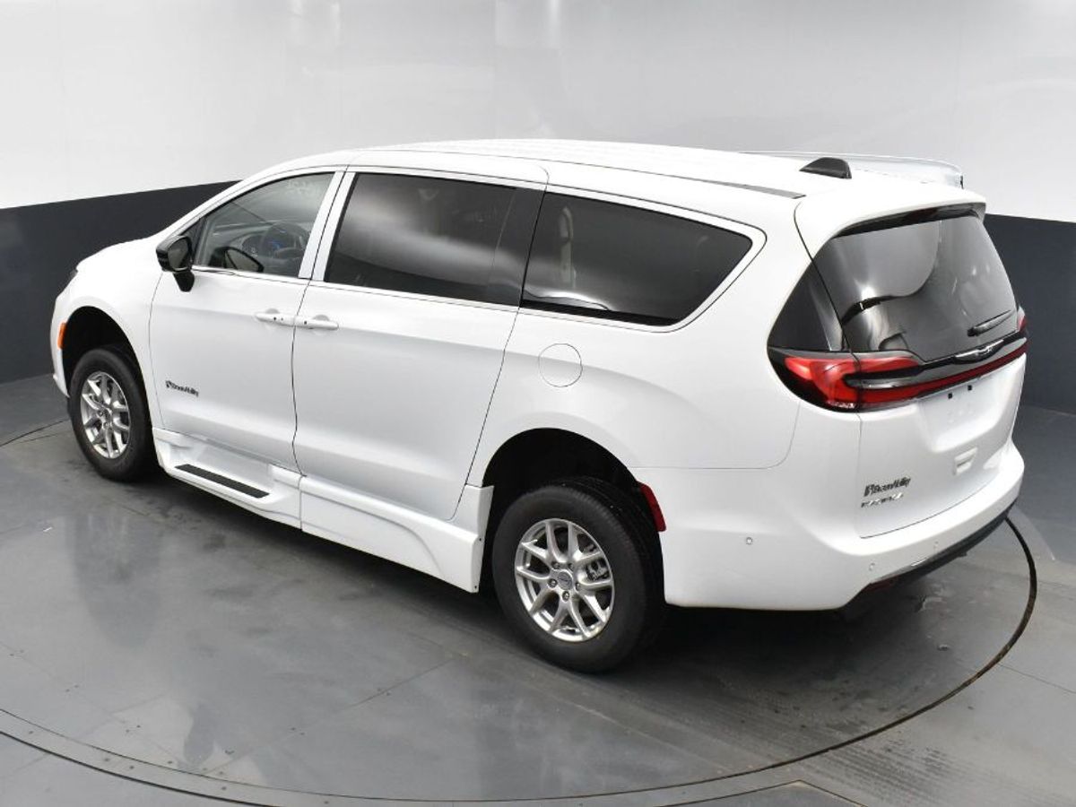2024 CHRYSLER PACIFICA - Image 17