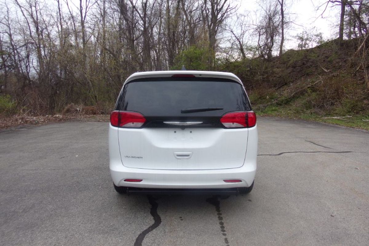 White Chrysler Voyager image number 7