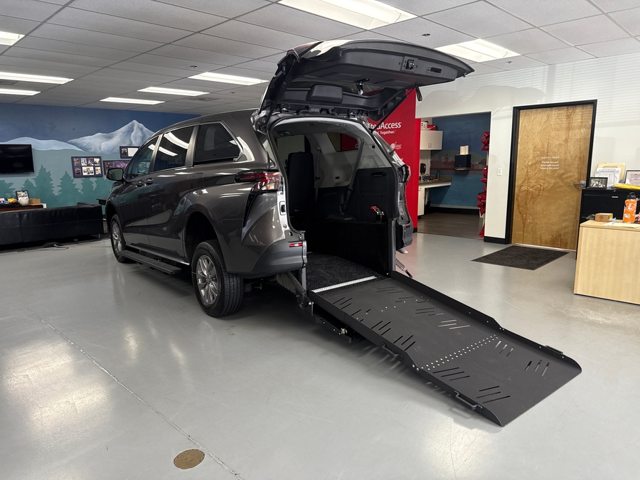 Used 2023 Toyota Sienna Hybrid LE - Vantage Mobility Rear Entry Entry Fold Out Manual Ramp