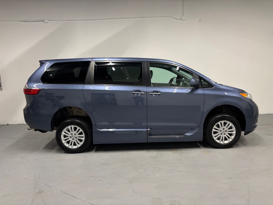 Used 2015 Toyota Sienna XLE - VMI Side Entry In Floor Automatic Ramp