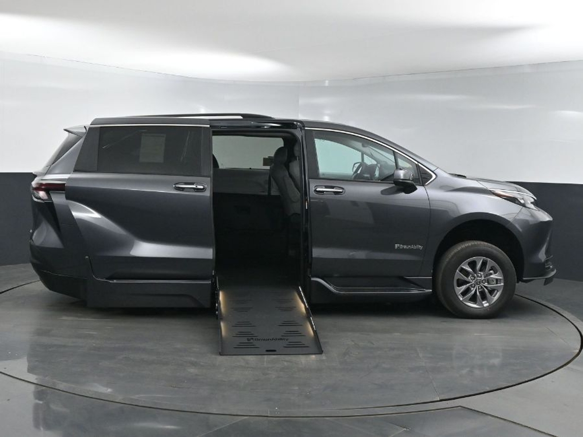 2025 Toyota Sienna XLE's photo