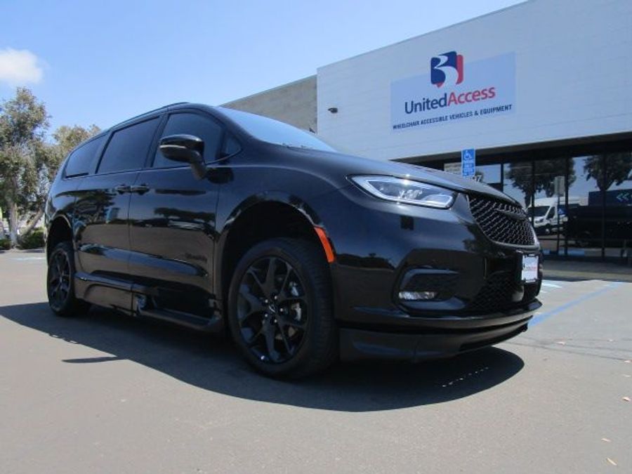 Used 2023 Chrysler Pacifica Touring L - BraunAbility Side Entry Entry Fold Out Automatic Ramp