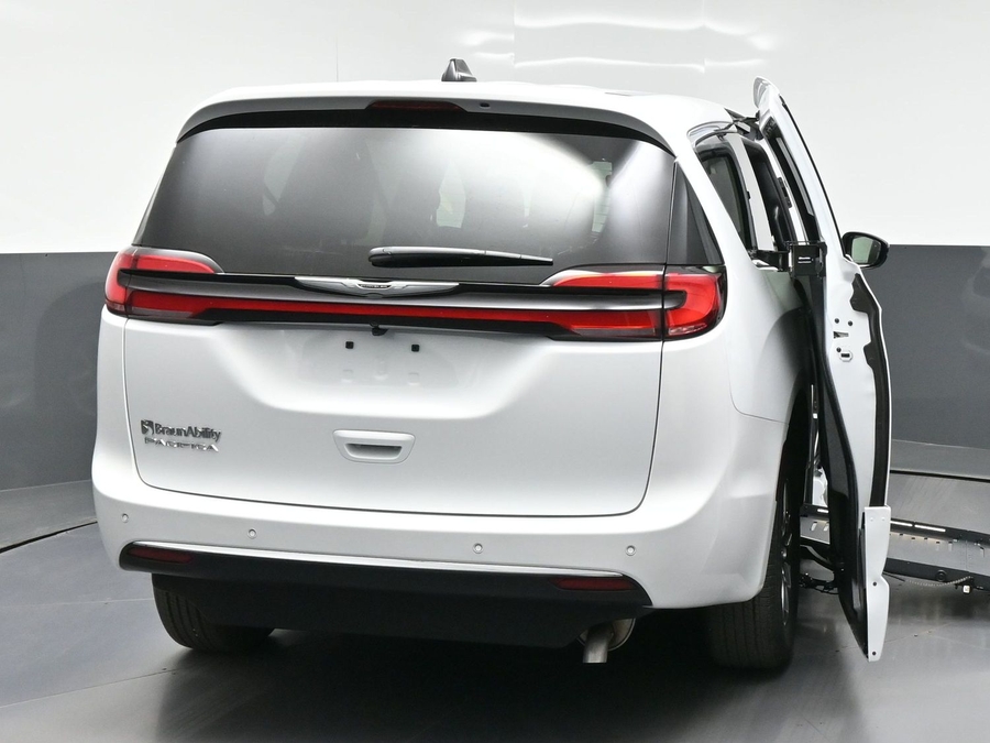 White Chrysler Pacifica image number 5