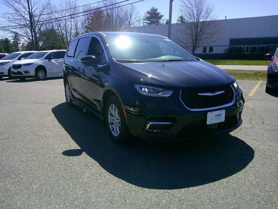 Black Chrysler Pacifica image number 3