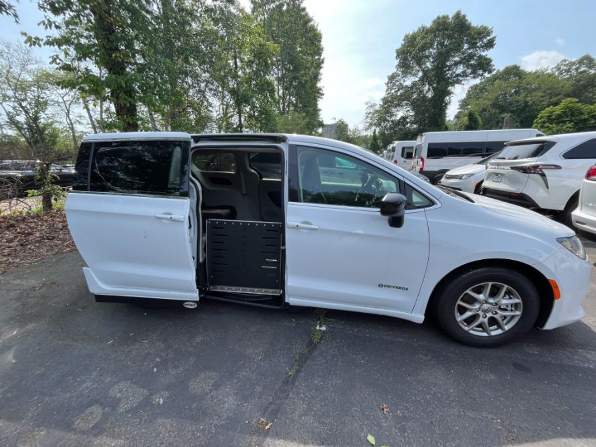 White Chrysler Voyager image number 13