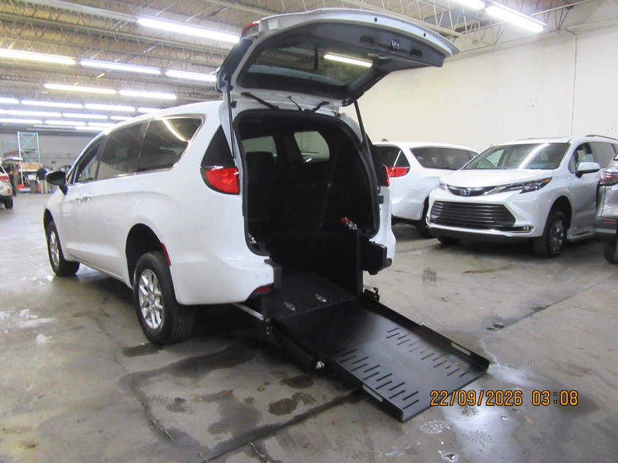 2026 Chrysler Voyager LX - Photo 4