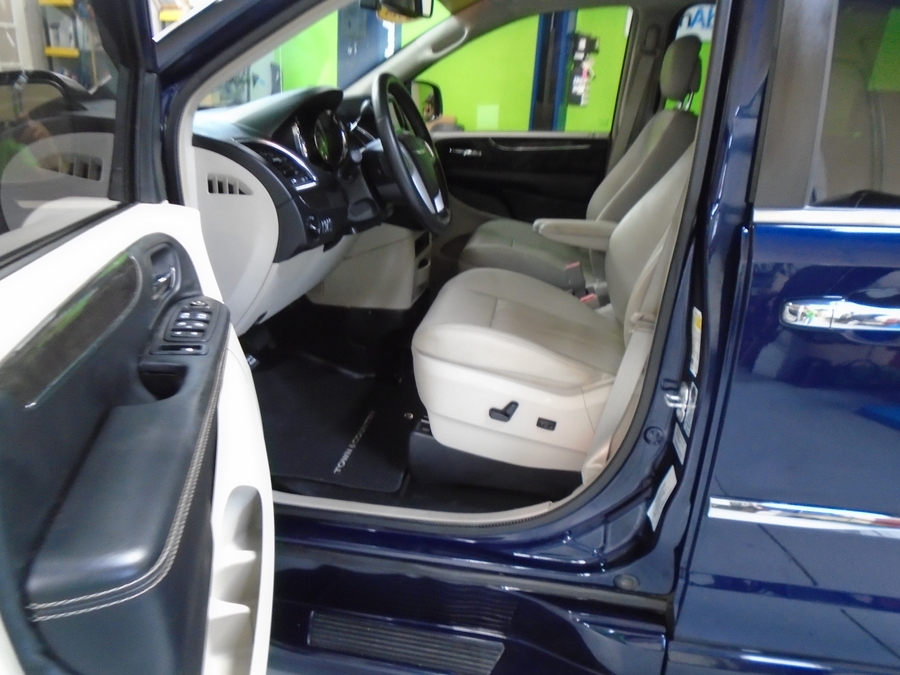 2016 Chrysler Town & Country Touring-L - Photo 6