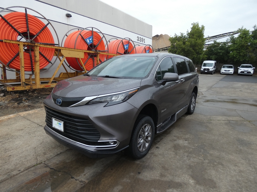 Grey Toyota Sienna image number 8