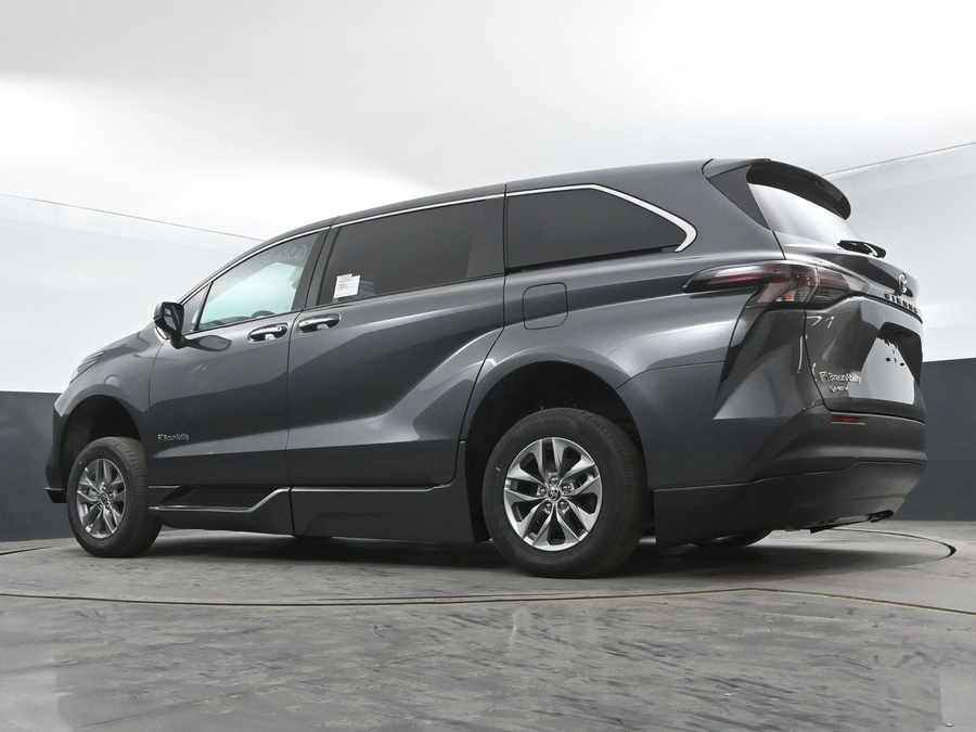 New 2025 Toyota Sienna Hybrid XLE Base - BraunAbility Side Entry Entry In Floor Automatic Ramp