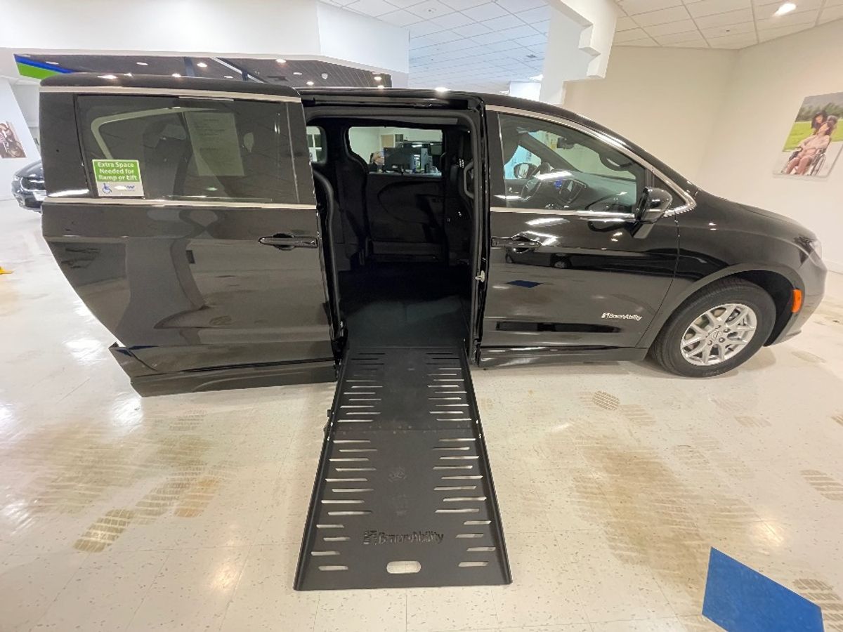 Black Chrysler Pacifica image number 8