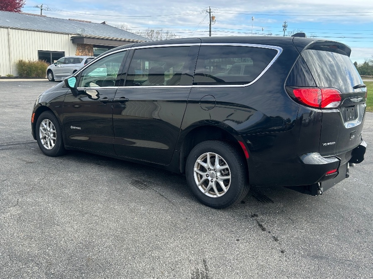 Black Chrysler Voyager image number 6