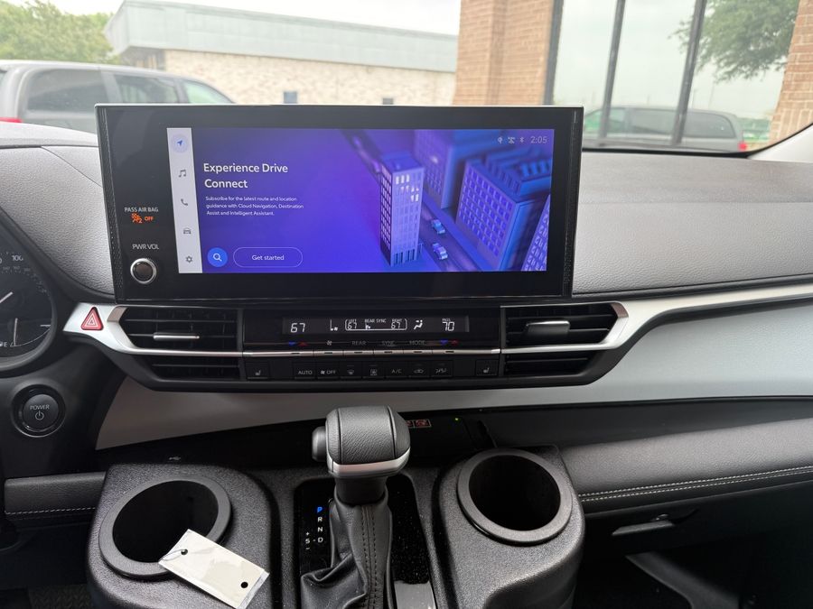 2025 Toyota Sienna XLE 7-Passenger Hybrid FWD's photo