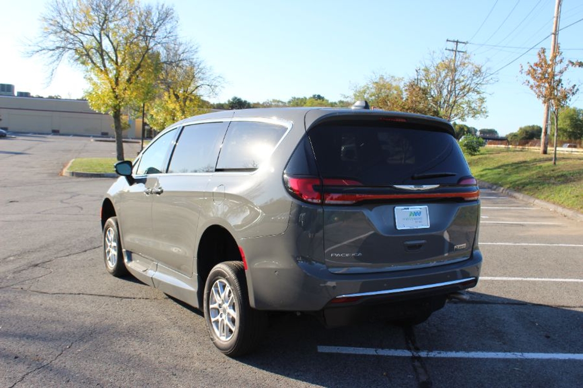Grey Chrysler Pacifica image number 6