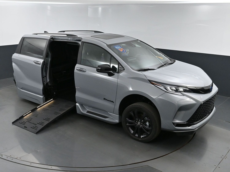 New 2025 Toyota Sienna Hybrid XSE Sport - BraunAbility Side Entry Entry Fold Out Automatic Ramp