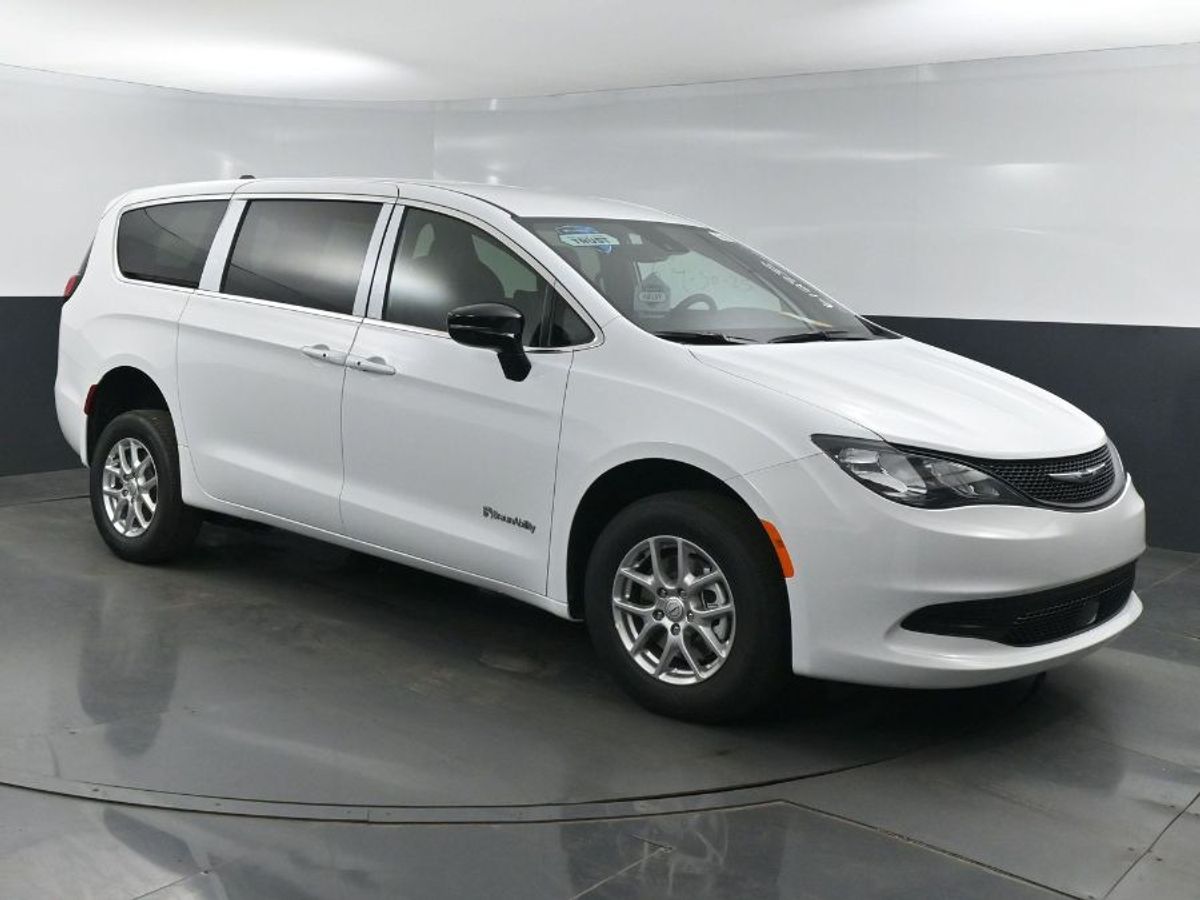 2025 Chrysler Voyager LX's photo