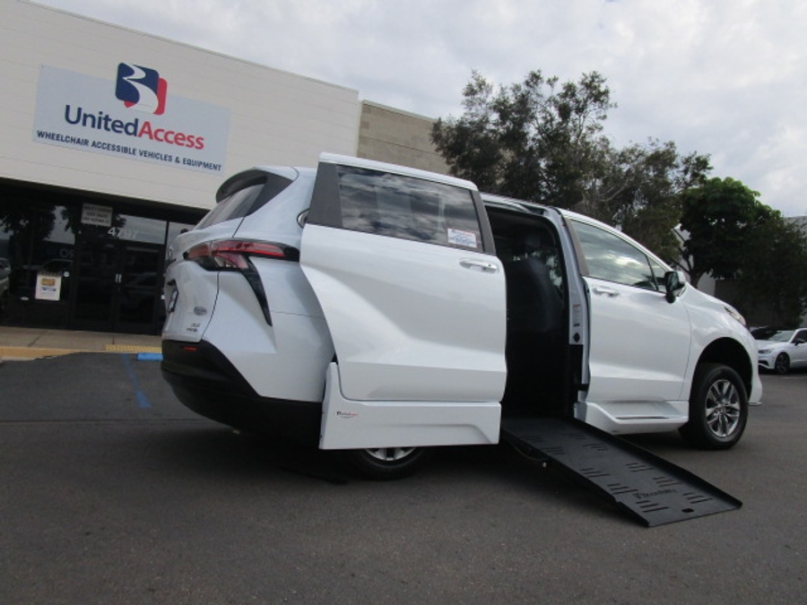 Used 2022 Toyota Sienna Hybrid XLE - BraunAbility Side Entry Entry Fold Out Automatic Ramp