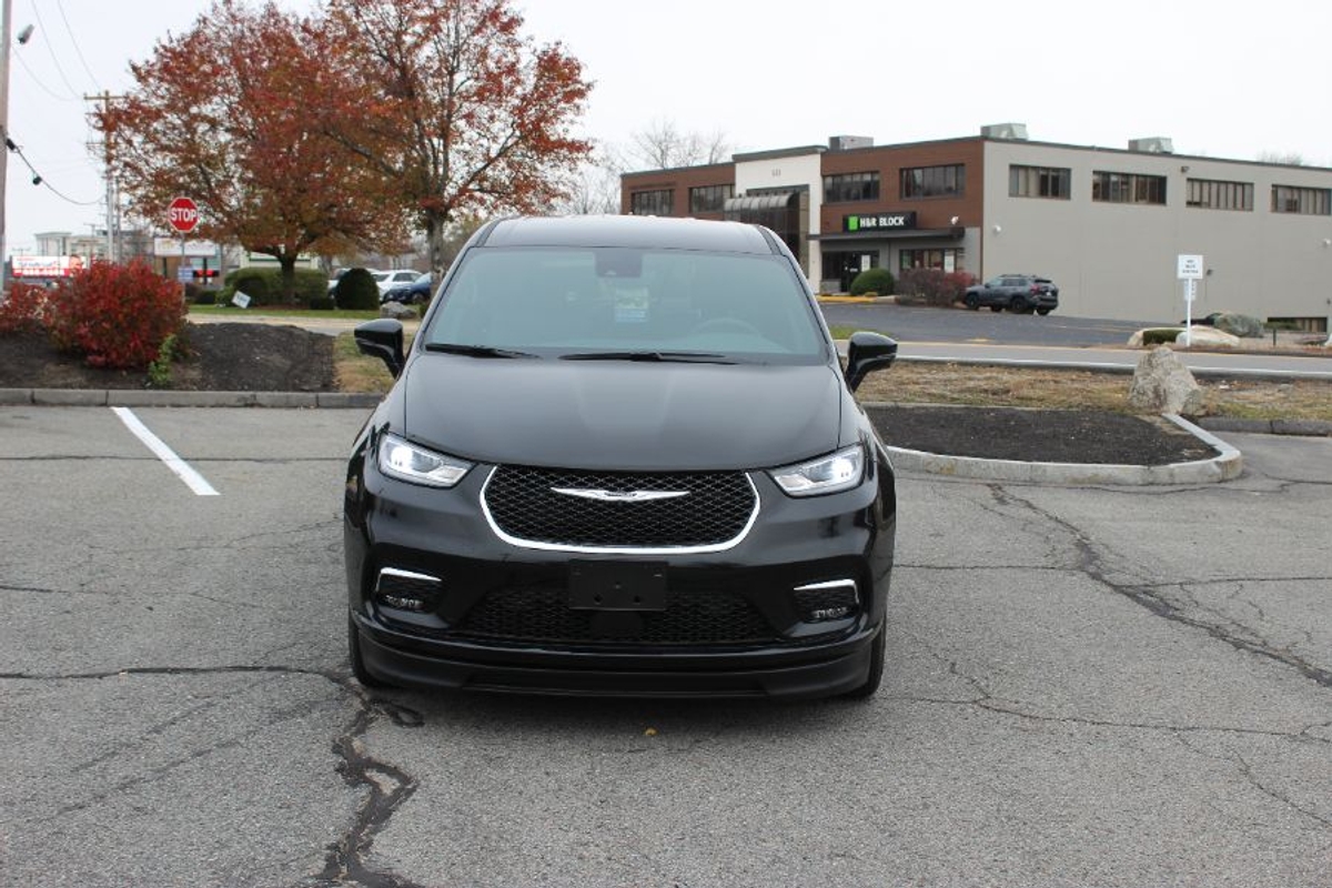 Black Chrysler Pacifica image number 2