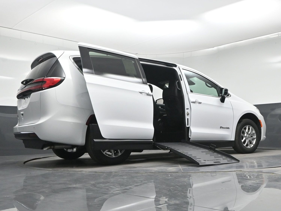 White Chrysler Pacifica image number 19