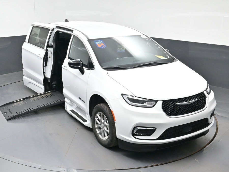 White Chrysler Pacifica image number 15