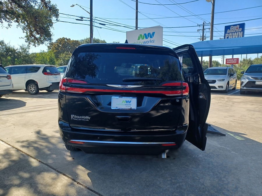 Black Chrysler Pacifica image number 8