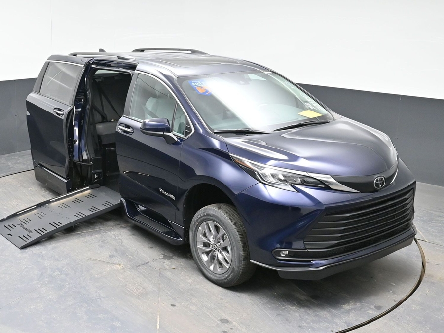 New 2026 Toyota Sienna XLE Add - BraunAbility Side Entry Entry Fold Out Automatic Ramp