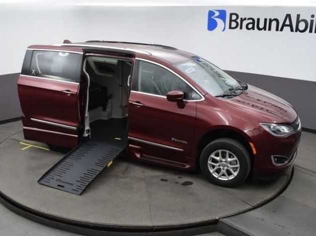 Chrysler Pacifica rojo con rampa de plegado automático de entrada lateral