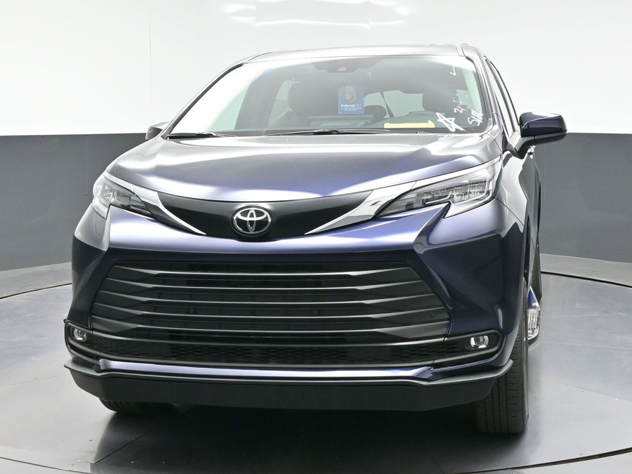 New 2026 Toyota Sienna Hybrid XLE Base - BraunAbility Side Entry Fold Out Automatic Ramp
