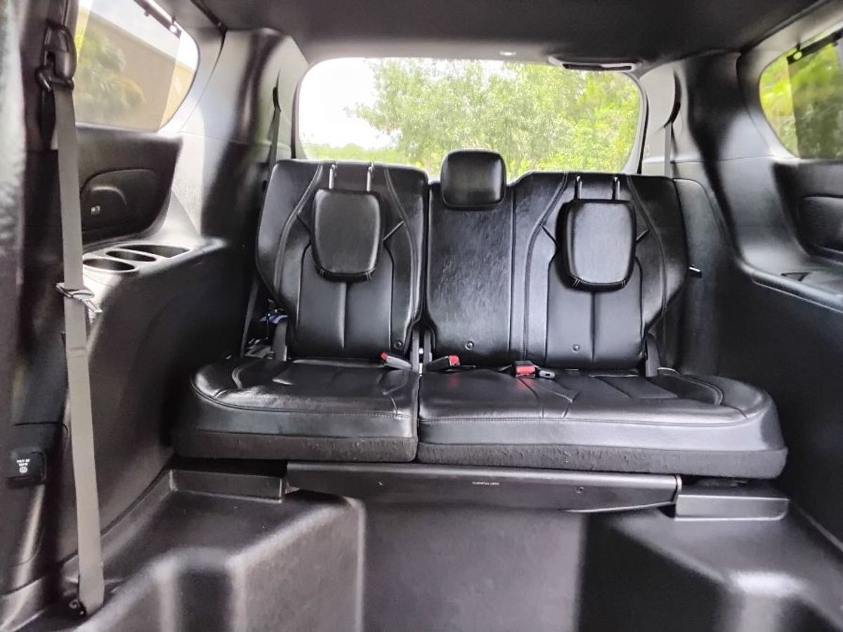 Silver Chrysler Pacifica image number 10