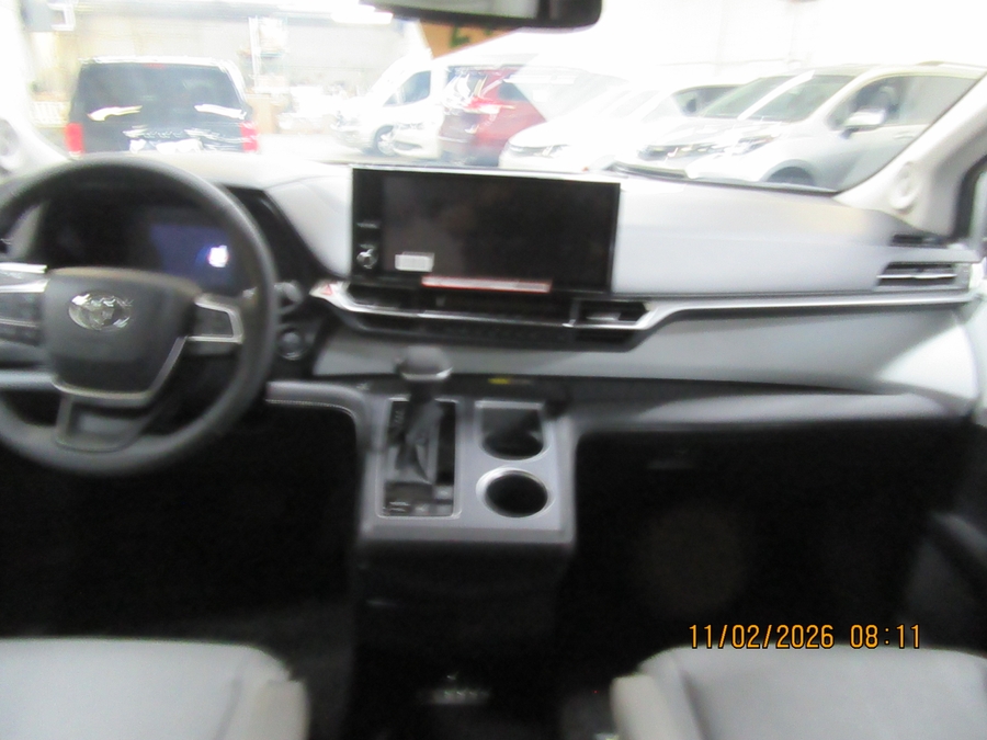 Silver Toyota Sienna image number 1