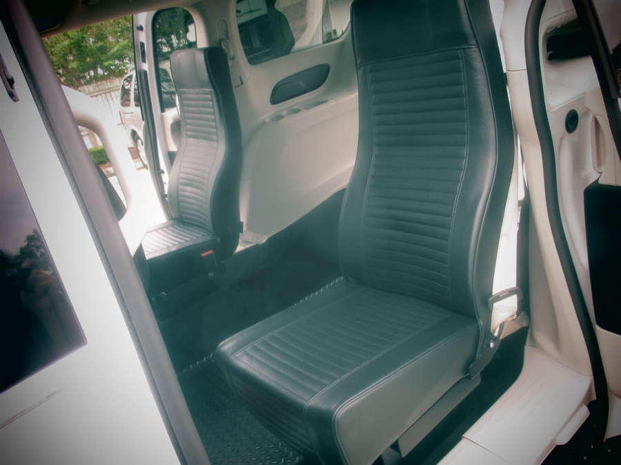 White Chrysler Pacifica image number 3