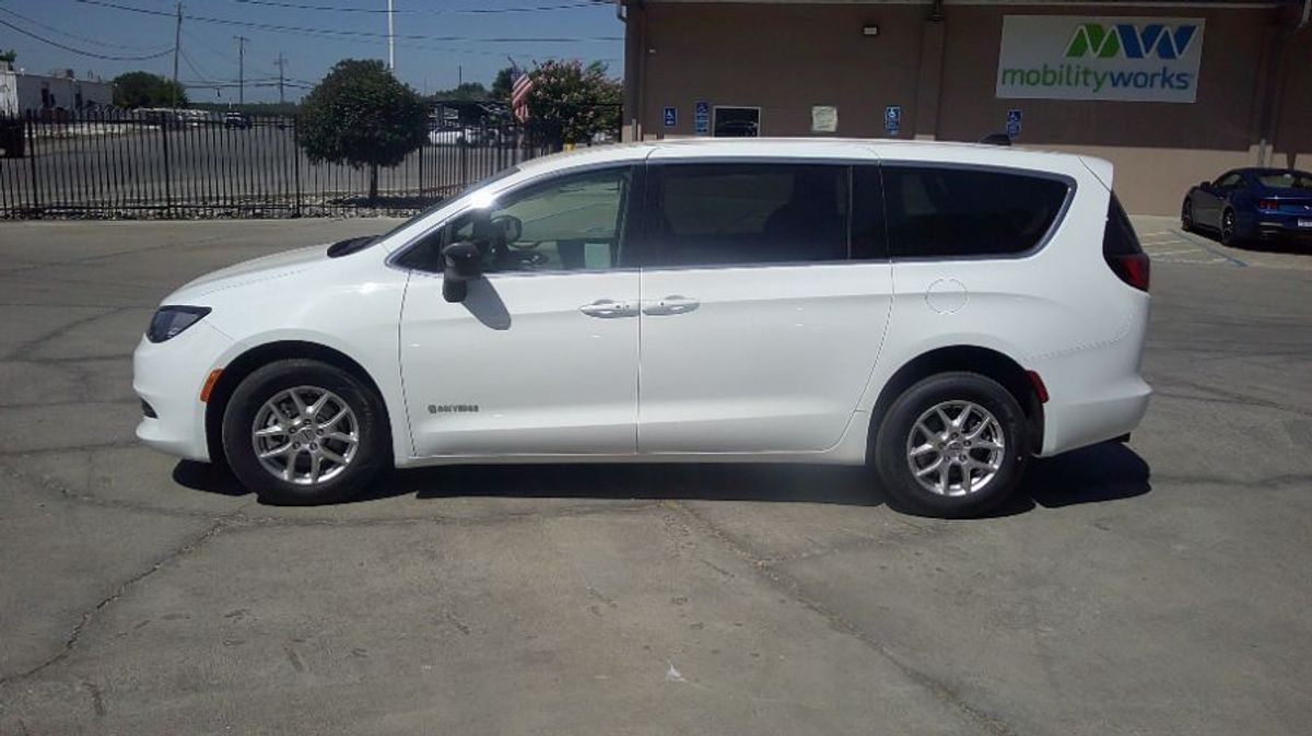 2024 CHRYSLER VOYAGER - Image 4