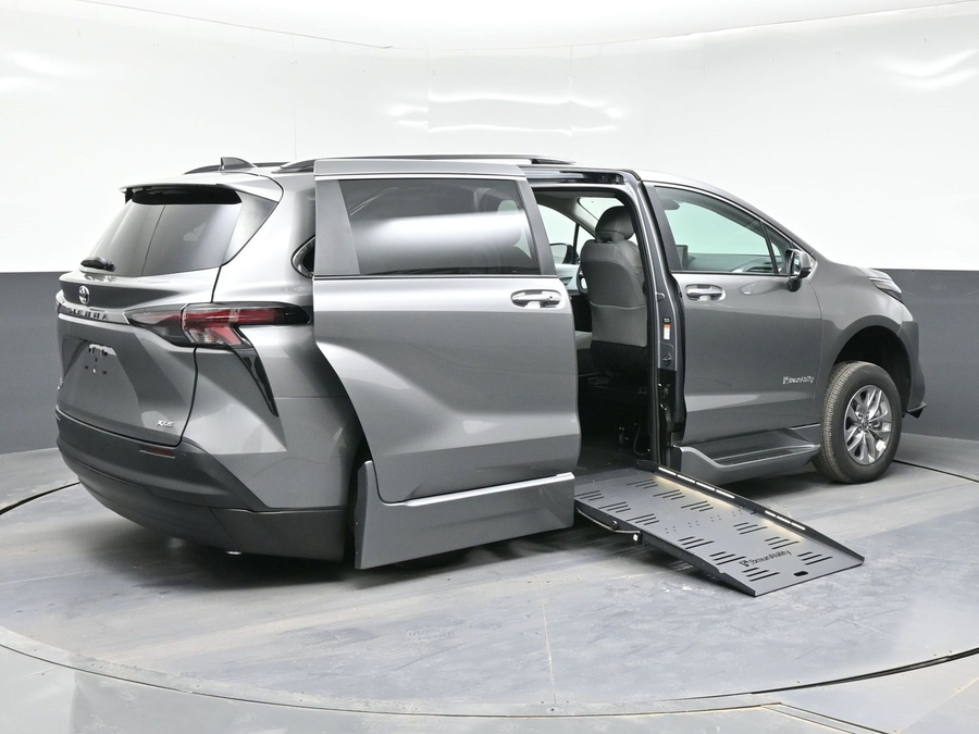 New 2026 Toyota Sienna Hybrid XLE Add - BraunAbility Side Entry Fold Out Automatic Ramp