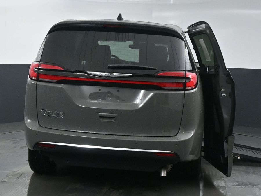 New 2025 Chrysler Pacifica Select Safety - BraunAbility Side Entry Entry Fold Out Automatic Ramp