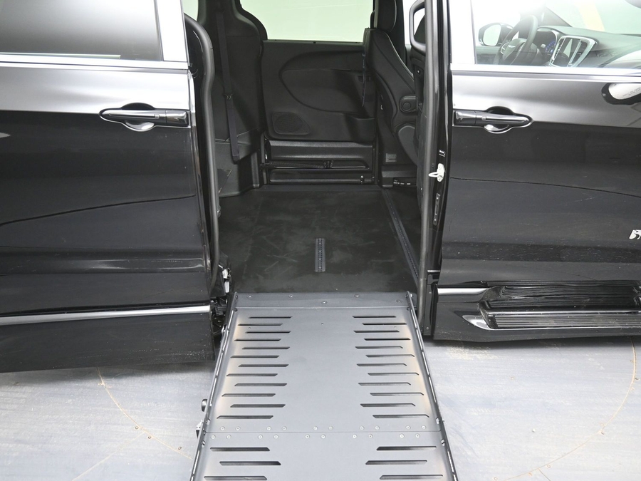 Black Chrysler Pacifica image number 8