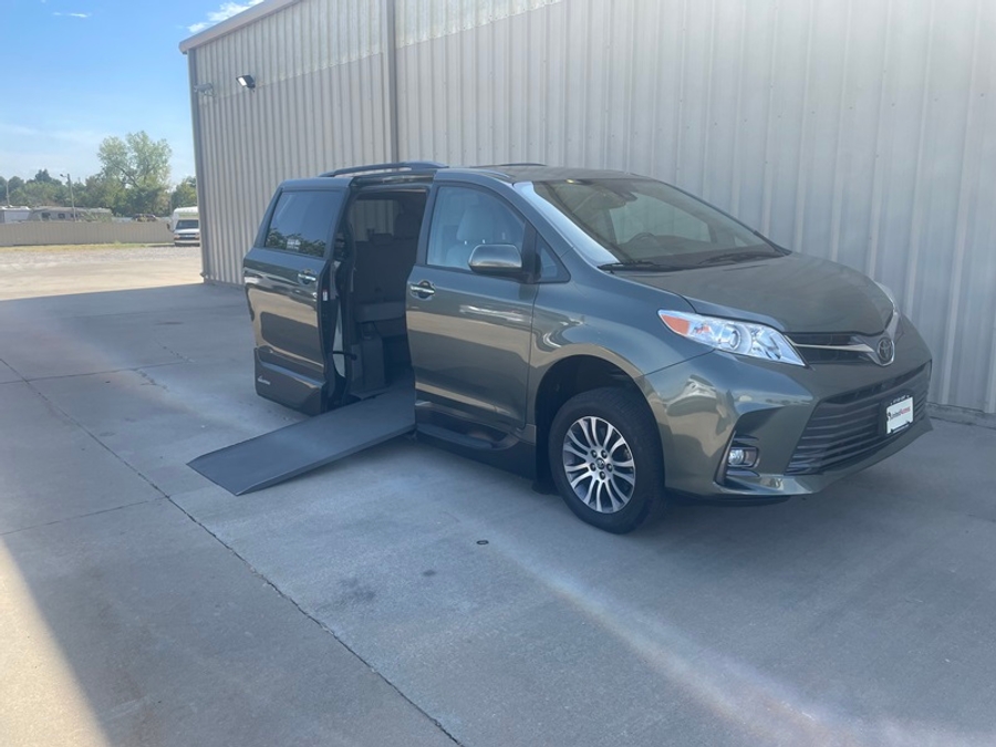 Used 2018 Toyota Sienna XLE - VMI Side Entry In Floor Automatic Ramp