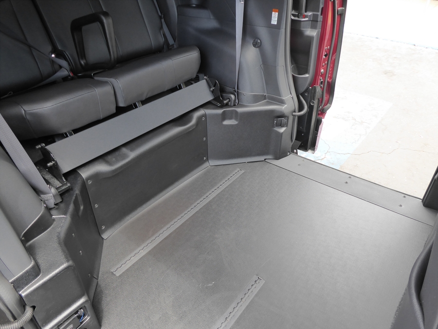 New 2026 Toyota Sienna Hybrid XSE Sport - BraunAbility Side Entry Fold Out Automatic Ramp