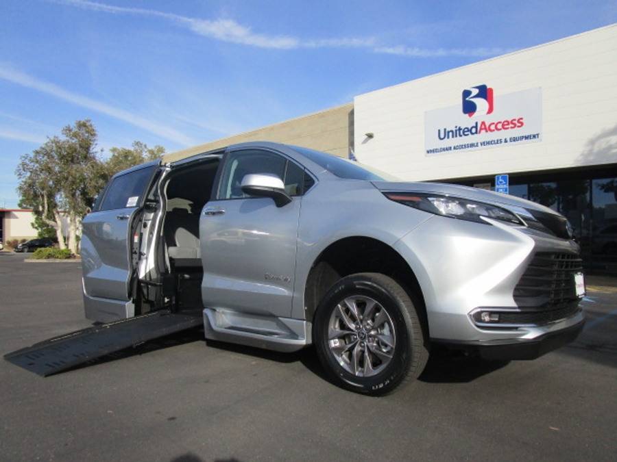 New 2025 Toyota Sienna Hybrid XLE Plus - BraunAbility Side Entry Entry Fold Out Automatic Ramp