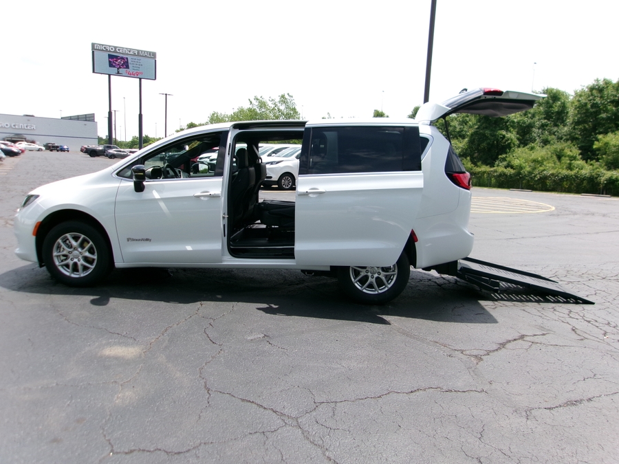 White Chrysler Voyager image number 8