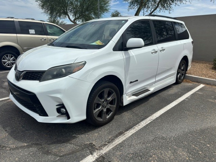 Used 2020 Toyota Sienna SE - BraunAbility Side Entry In Floor Automatic Ramp