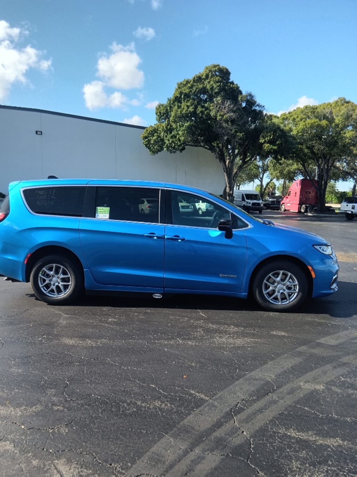 Blue Chrysler Pacifica image number 3