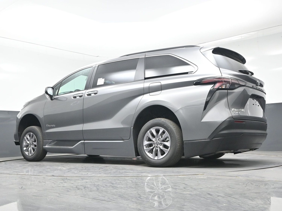 New 2026 Toyota Sienna Hybrid XLE Base - BraunAbility Side Entry Fold Out Automatic Ramp