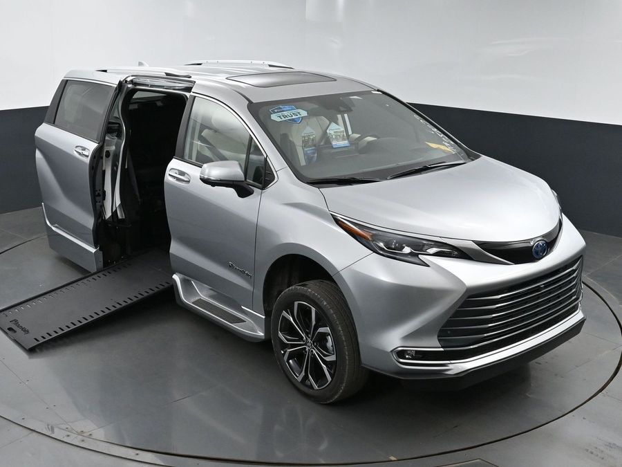 New 2025 Toyota Sienna Hybrid Platinum - BraunAbility Side Entry Entry In Floor Automatic Ramp
