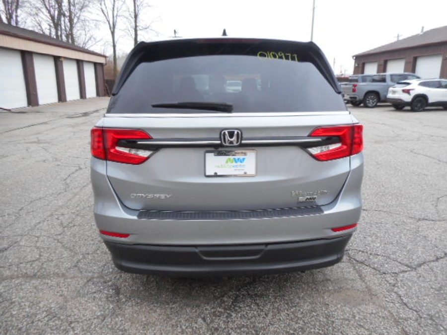 Silver Honda Odyssey image number 4
