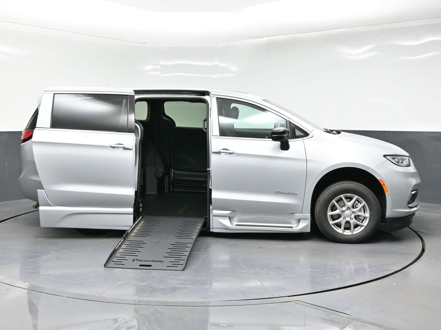 New 2026 Chrysler Pacifica Select Plus - BraunAbility Side Entry Fold Out Automatic Ramp