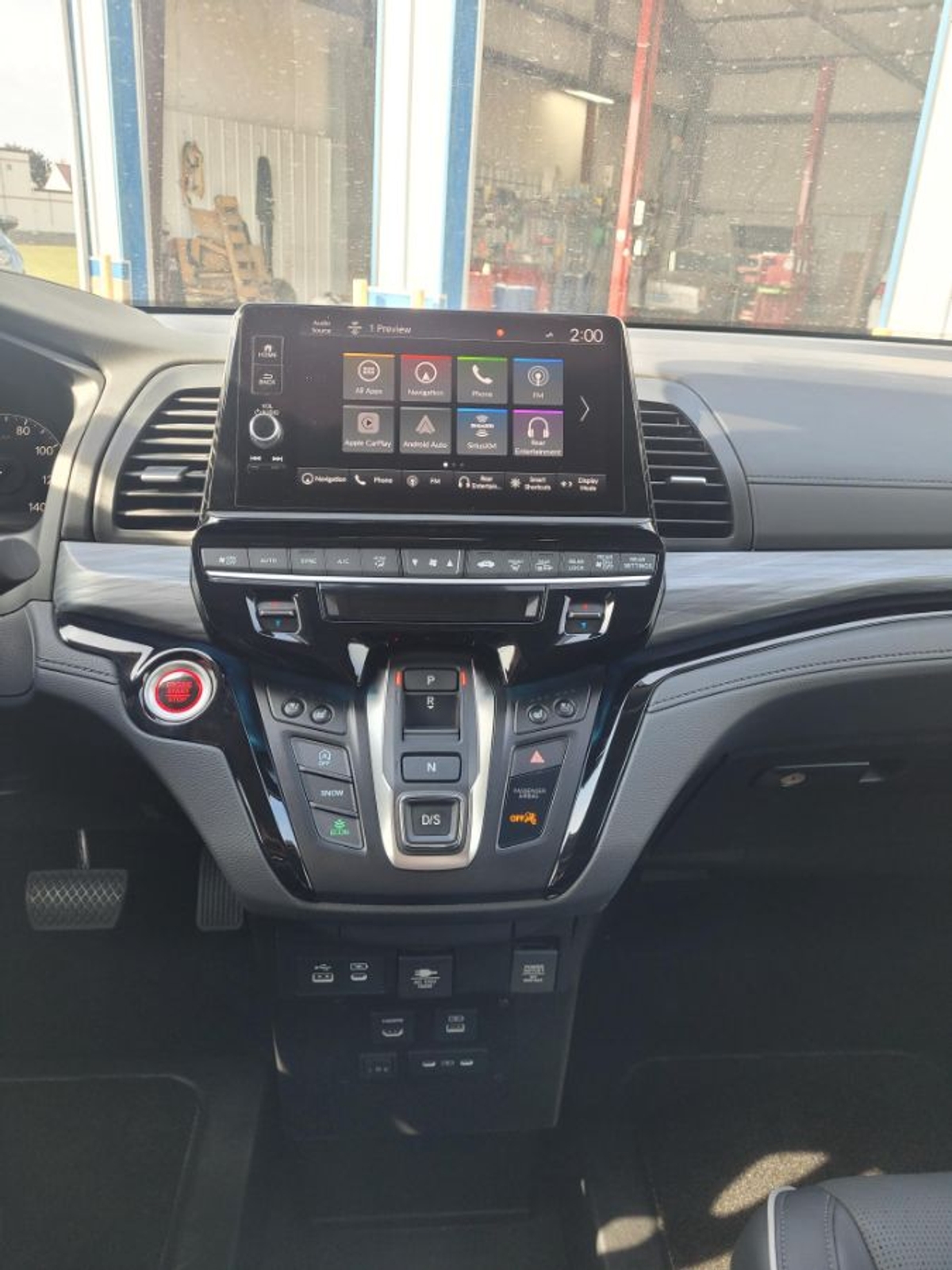 White Honda Odyssey image number 6
