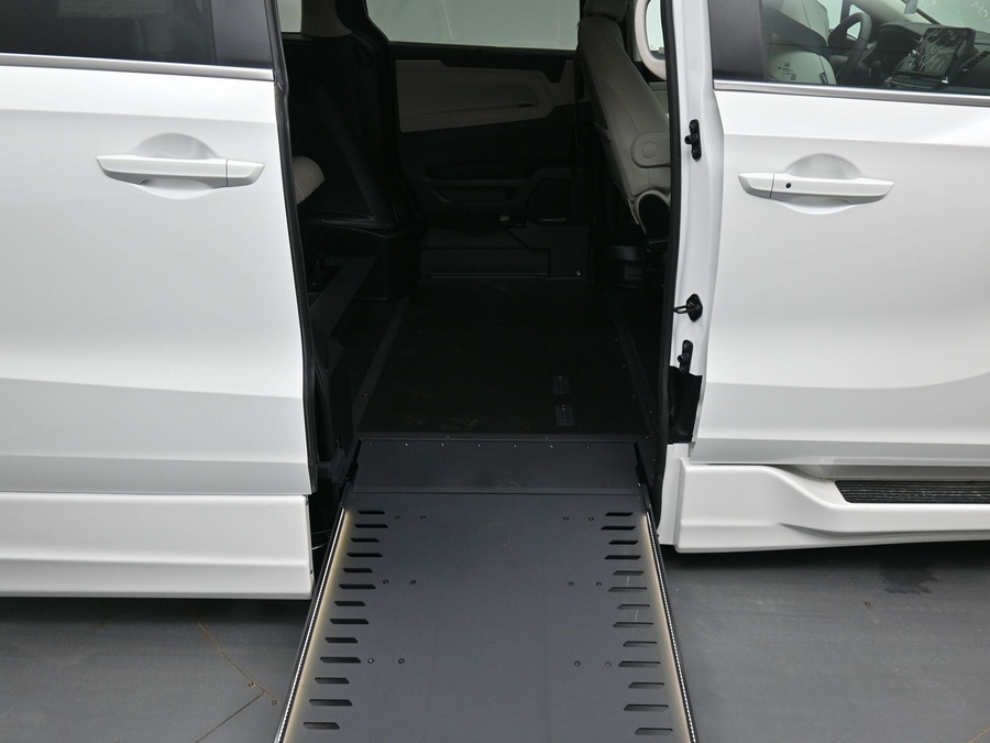 White Honda Odyssey image number 21