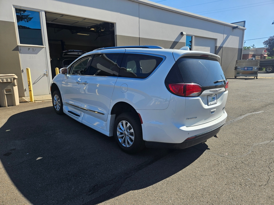 White Chrysler Pacifica image number 5