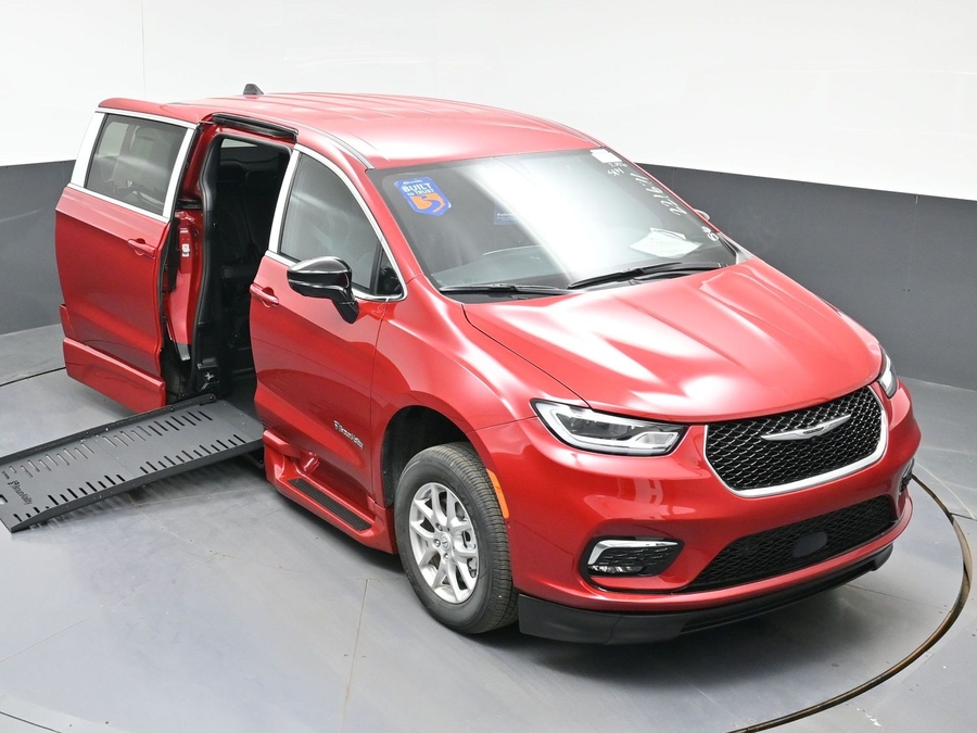 Red Chrysler Pacifica image number 19