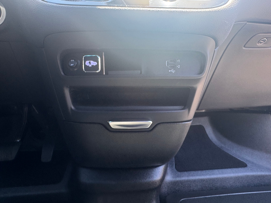 Black Chrysler Pacifica image number 13