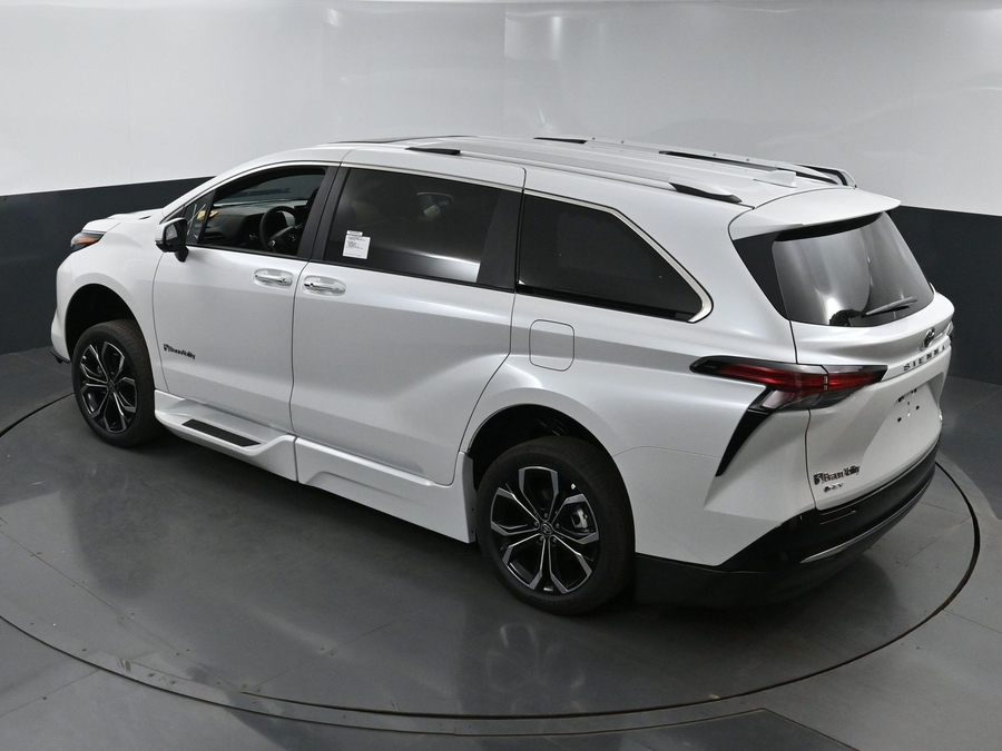 New 2025 Toyota Sienna Hybrid Platinum - BraunAbility Side Entry Entry Fold Out Automatic Ramp
